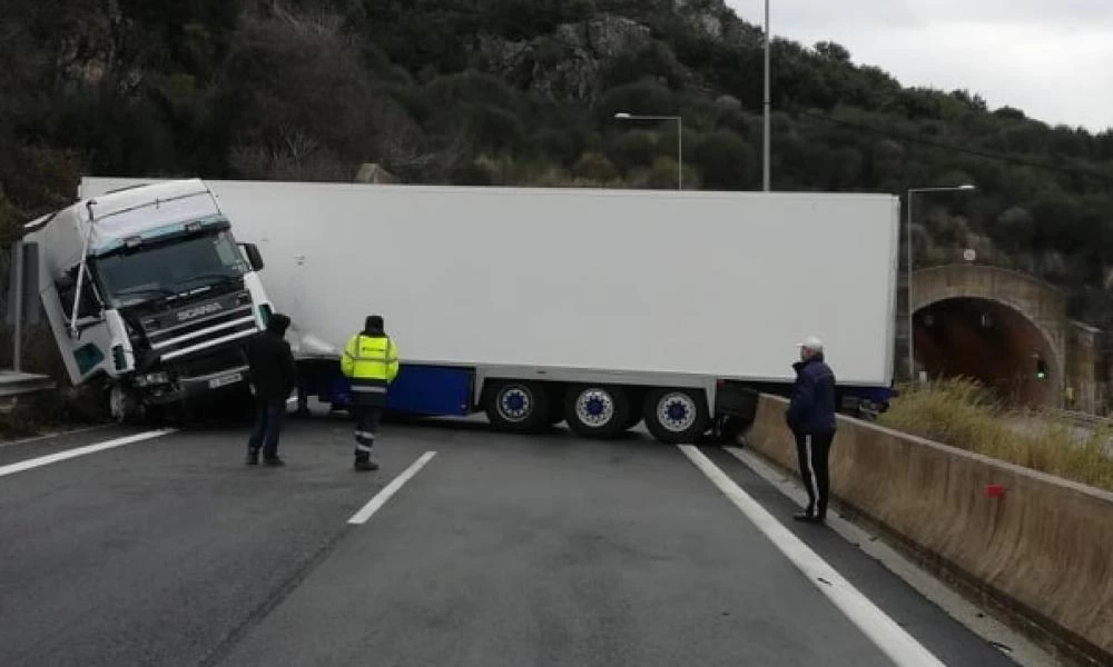 Κοζάνη: Απεγκλωβίστηκε ο οδηγός της νταλίκας που εξετράπη στην Εγνατία